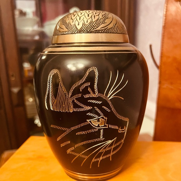 Solid brass, black, 45 cubic inches, carved cat urn. - Picture 7 of 8